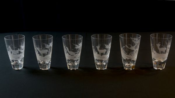 Seis copos de cristal com animais
    